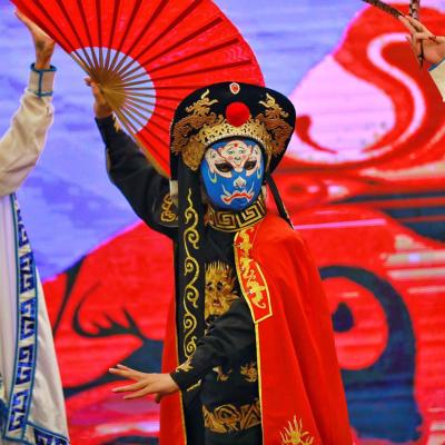 成都，變臉吐火，長嘴壺功夫茶藝，川劇滾燈，水袖，俏花旦，長稠，刀馬旦，四川清音，折子戲，雜技，