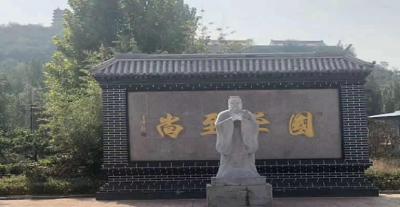京東國學(xué)教育培訓(xùn)基地坐落在京東三河市靈山寺腳下，交通便利