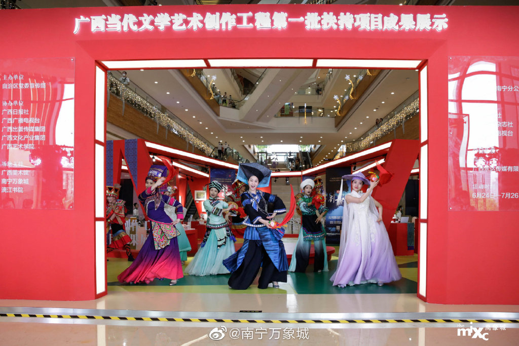 南寧萬(wàn)象城內(nèi)的藝術(shù)展