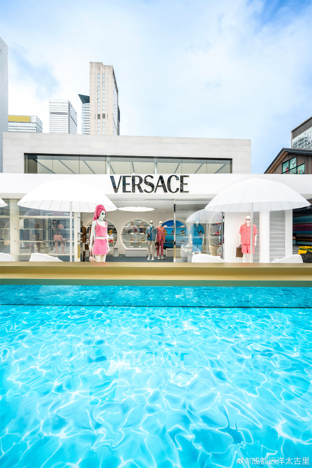 創(chuàng)意快閃 | VERSACE“La Vacanza”夏日度假系列限時(shí)精品店，登陸成都遠(yuǎn)洋太古里