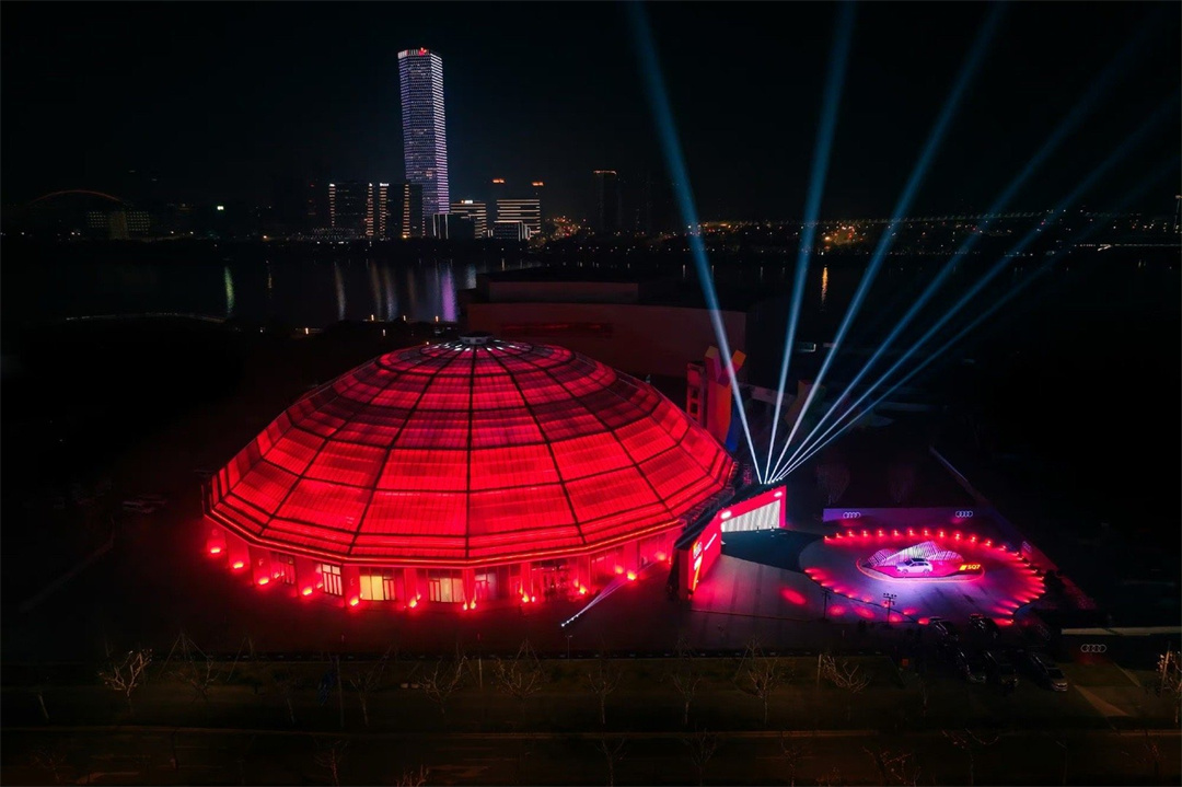 全新奧迪 SO7暗夜騎士版上市發(fā)布會，在上海西岸穹頂藝術(shù)中心盛大舉辦